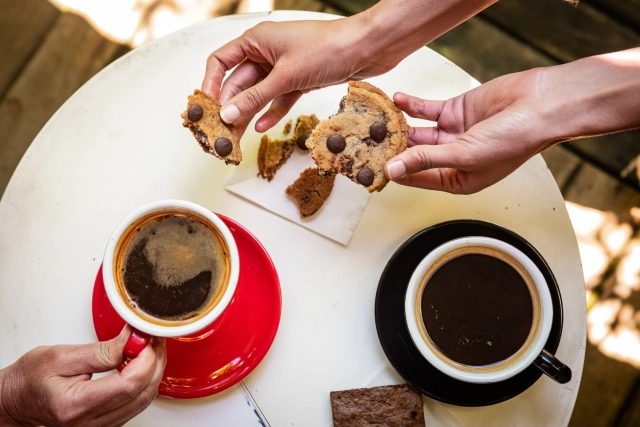 Nos encanta el verano y que la zona se llene de visitantes🤎 Acompañamos tus panoramas estivales con las cosas más ricas ☕🍪 
Nos vemos en:
📍Casona 879, Puerto Varas (lun-vie 8:00 a 20:00 hrs. sáb 09:30 a 18:00 hrs).
📍Carrito de la Plaza de Puerto Varas (lun-vie 9:00 a 22:30 hrs. sáb-dom 10:00 a 22:30 hrs).
#cafefolks #disfrutemosestemomento #puertovaras #surdechile #cafeteríapuertovaras